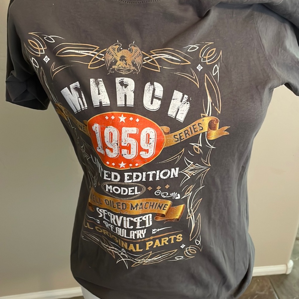 Oil Design T-shirt Size S